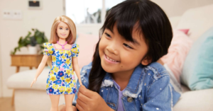 enfant jouant avec la barbie atteinte de trisomie 21