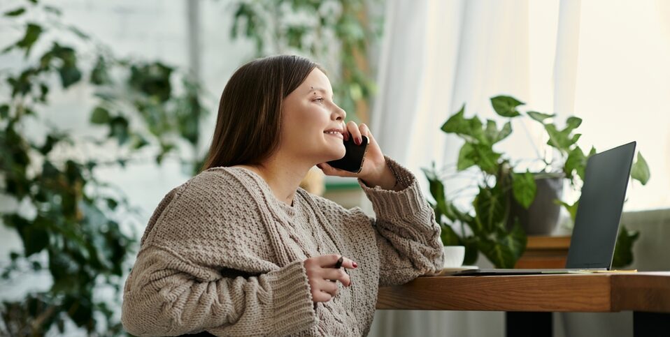 femmes en fauteuil en train de parler à son banquier
